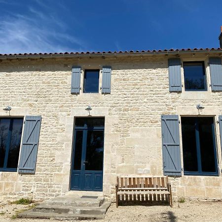 Chateau Des Loups - Les Pommiers Echire Exterior foto