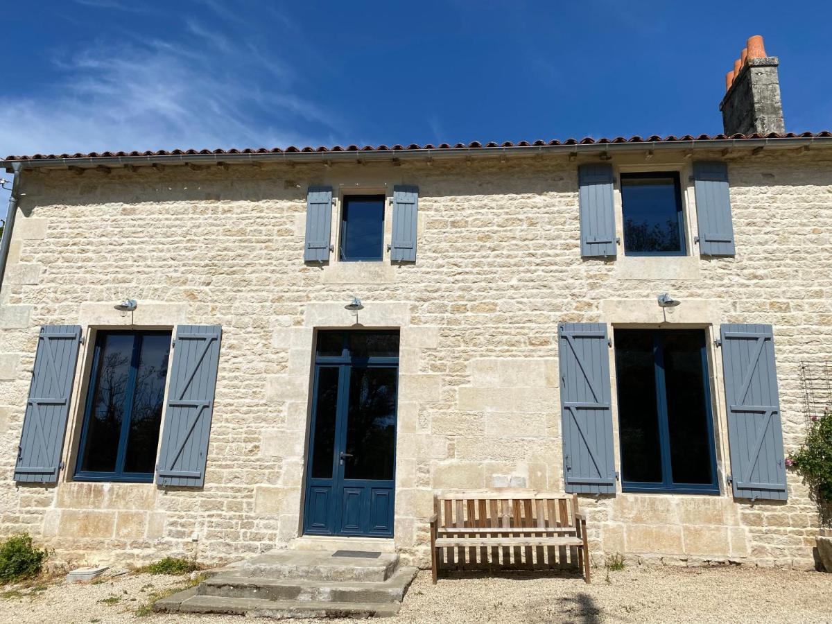 Chateau Des Loups - Les Pommiers Echire Exterior foto