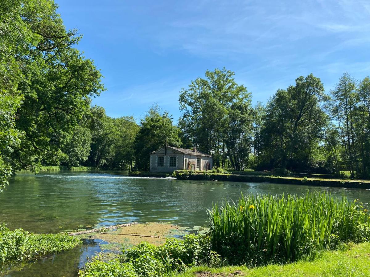 Chateau Des Loups - Les Pommiers Echire Exterior foto